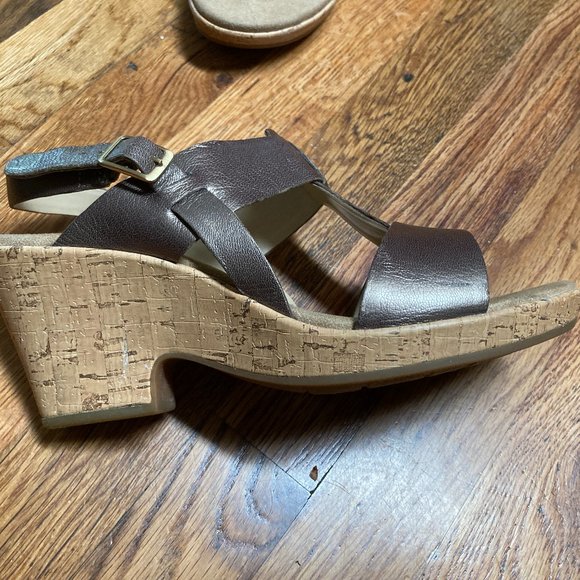 Clarks Gold Sandals Size 9 /12 Like New - Picture 5 of 7